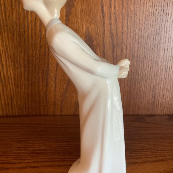 Lladro     No 4869    Boy Kissing  Includes box - Picture 2 of 7